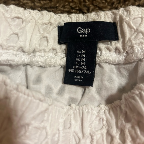 Feminine and comfy GAP white lace mini skirt size medium with elastic waistband - Picture 2 of 3